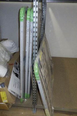 une pile de livres sur une étagère dans une pièce