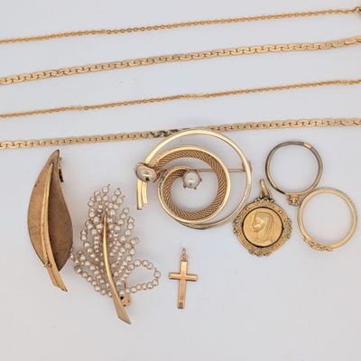 beaucoup de bijoux en or sur une surface blanche