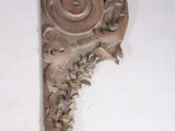 an old wooden corb with a decorative design on the top of it