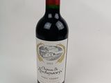 une bouteille de vin posée sur une table