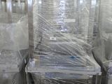 de nombreuses caisses en plastique empilées les unes sur les autres dans un entrepôt