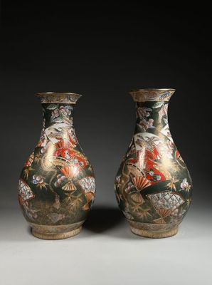 paire de vases ornés de motifs floraux sur fond noir
