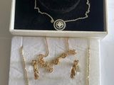 ensemble de bijoux plaqués or présenté dans un coffret cadeau sur un fond blanc