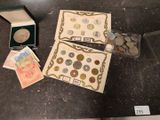 une boîte de pièces et une boîte de pièces posées sur une table