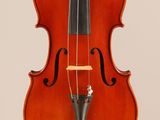 gros plan d'un violon avec un archet sur fond blanc