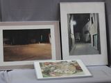 deux photos encadrées posées sur une table, à côté d'un livre