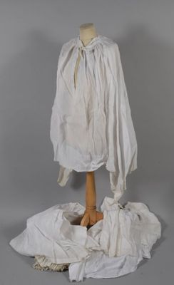 une chemise blanche sur un mannequin posé sur une table