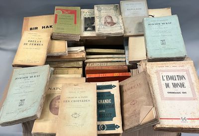 plusieurs livres empilés sur une table