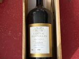 une bouteille de vin dans un coffret en bois posé par terre