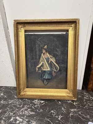 Une vieille photo d'une femme en robe bleue est posée par terre