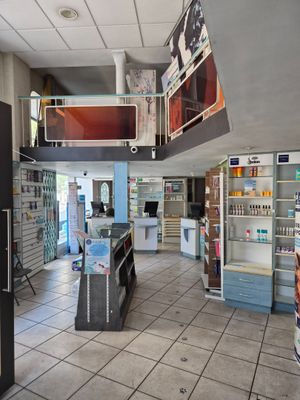 un magasin avec beaucoup d'articles sur les étagères