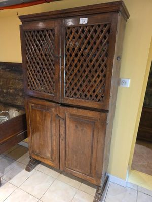 un meuble en bois avec un plateau en marbre dans une pièce