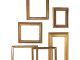 un ensemble de cinq cadres dorés sur fond blanc