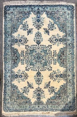 un tapis bleu et blanc posé sur un parquet