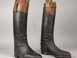 deux paires de bottes noires avec des bordures marron et des semelles marron