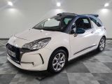 la petite voiture blanche est garée sur un carrelage à carreaux