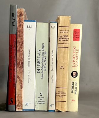 plusieurs livres sont empilés sur une table
