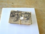 un vieux livre sur lequel figure l'image d'un motard