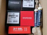 des boîtes de gels énergétiques et de piles dans un carton