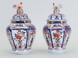 une paire de vases bleus et blancs ornés de coqs et de fleurs