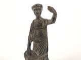 statue d'une femme tenant un bol, posée sur un socle en bois