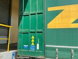 un fourgon vert et jaune garé devant un immeuble