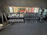 beaucoup d'haltères et de poids à la salle de sport