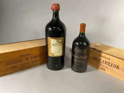 2 bouteilles de vin rouge en caisse en bois, comprenant :