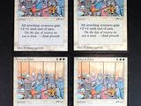 quatre cartes représentant des chevaliers, posées sur une table