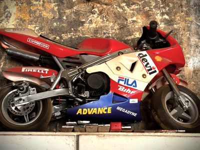 une moto rouge garée sur le bord de la route