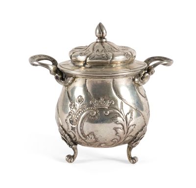 un pot ancien en argent avec un couvercle, sur fond blanc