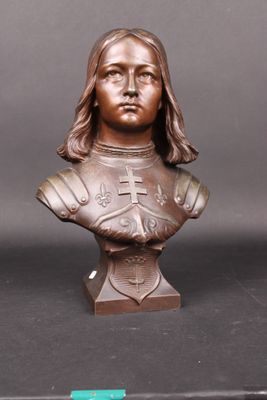 buste en bronze représentant un homme en armure, portant une croix sur la poitrine