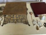 une table sur laquelle se trouvent un livre, une bibliothèque et d'autres objets