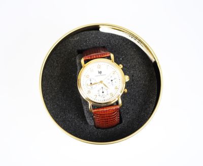 une montre qui se trouve dans une boîte sur une table