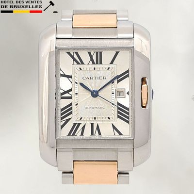 une montre en argent et en or ornée de chiffres romains