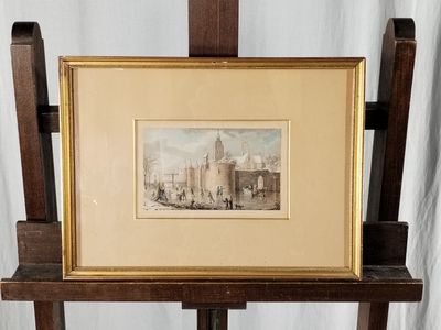 une vieille photo représentant une ville posée sur un chevalet en bois