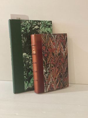 trois livres posés sur une étagère blanche