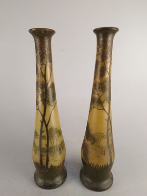 deux vases peints d'arbres