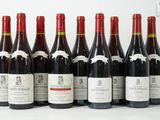 six bouteilles de vin sont alignées sur une table