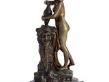 une image représentant une statue en bronze d'une femme tenant un vase