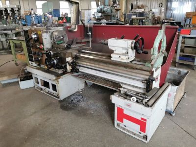 une machine qui se trouve dans une usine, à côté d'autres machines