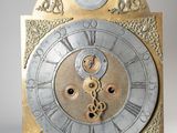 une horloge posée sur une surface blanche