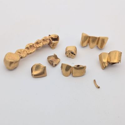 un gros plan sur un tas de pièces d'or posées sur une surface blanche