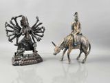 deux figurines représentant un homme à cheval et une femme à dos de vache