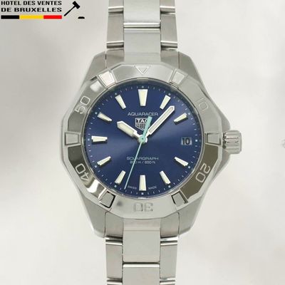 gros plan d'une montre-bracelet avec un cadran bleu