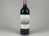 la bouteille de vin rouge est posée sur la table