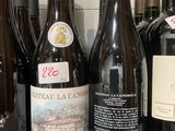 plusieurs bouteilles de vin sont alignées sur un comptoir