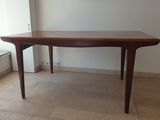 une table posée dans un coin d'une pièce