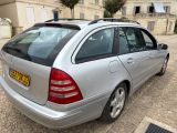 une voiture argentée garée au bord de la rue