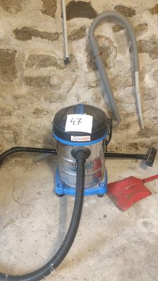 a vacuum that is sitting on the floor next to a wall